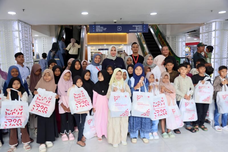 Ketua PKK Aceh Marlina Muzakir Belanja Pakaian Lebaran Bersama Anak Yatim, Fakir Miskin dari kab. Pidie
Plaza Aceh (Hermes Mall) Minggu, 15/3/2026, Banda Aceh