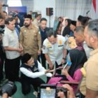 Wakil Gubernur Aceh, Fadhlullah, SE bersama Menteri Dalam Negeri, H. Muhammad Tito Karnavian, Menteri Sosial, Saifullah Yusuf dan Kapolda Aceh, Irjen Pol. Marzuki Ali Basyah menyerahkan bantuan santunan kepada ahli waris, jaminan hidup, isi hunian dan bantuan stimulan sosial ekonomi kepada korban bencana hidrometeorologi di Aula Pendopo Bupati Aceh Timur, Senin, (16/3/2026).