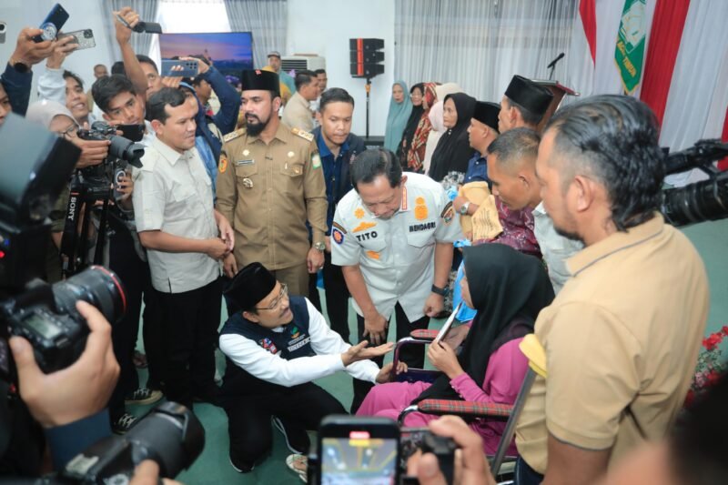 Wakil Gubernur Aceh, Fadhlullah, SE bersama Menteri Dalam Negeri, H. Muhammad Tito Karnavian, Menteri Sosial, Saifullah Yusuf dan Kapolda Aceh, Irjen Pol. Marzuki Ali Basyah menyerahkan bantuan santunan kepada ahli waris, jaminan hidup, isi hunian dan bantuan stimulan sosial ekonomi kepada korban bencana hidrometeorologi di Aula Pendopo Bupati Aceh Timur, Senin, (16/3/2026).
