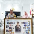 Wakapolri Komjen Pol. Dedi Prasetyo menunjukkan sertifikat Hak Atas Kekayaan Intelektual (HAKI) atas karya tulisnya di Jakarta, Senin (16/3/2026).