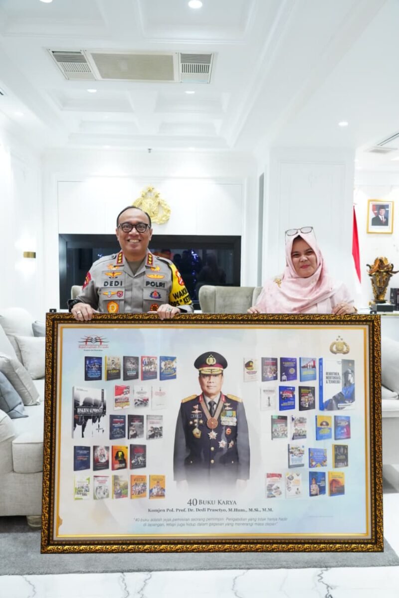 Wakapolri Komjen Pol. Dedi Prasetyo menunjukkan sertifikat Hak Atas Kekayaan Intelektual (HAKI) atas karya tulisnya di Jakarta, Senin (16/3/2026).