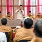 Bupati Aceh Besar, H Muharram Idris menyampaikan arahan Rapat Persentasi Perjanjian Kinerja OPD kepada Bupati dan Wakil Bupati di Gedung Dekranasda Aceh Besar, Gampong Gani, Kecamatan Ingin Jaya, Aceh Besar, Senin (16/03/2026). FOTO/MC ACEH BESAR