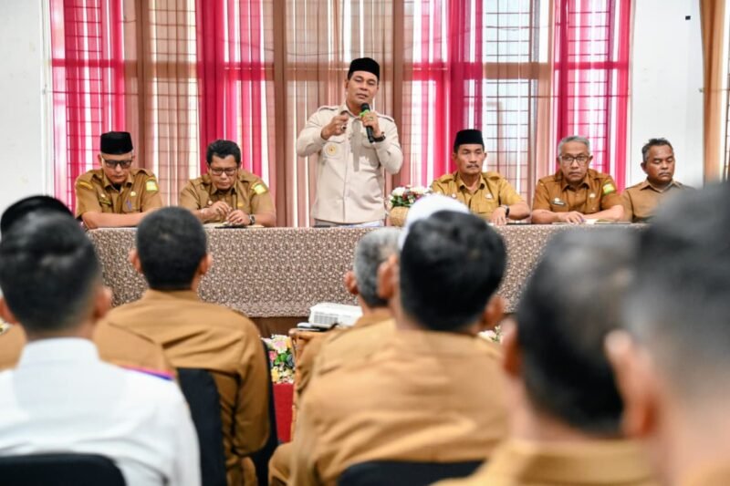 Bupati Aceh Besar, H Muharram Idris menyampaikan arahan Rapat Persentasi Perjanjian Kinerja OPD kepada Bupati dan Wakil Bupati di Gedung Dekranasda Aceh Besar, Gampong Gani, Kecamatan Ingin Jaya, Aceh Besar, Senin (16/03/2026). FOTO/MC ACEH BESAR