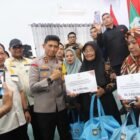 Kapolda Aceh Irjen Pol. Marzuki Ali Basyah bersama Mendagri Tito Karnavian, Mensos Saifullah Yusuf, dan Wagub Aceh Fadhlullah saat penyerahan bantuan banjir senilai Rp100,9 miliar di Pendopo Idi Rayeuk, Aceh Timur, Senin (16/3/2026).