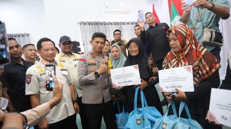 Kapolda Aceh Irjen Pol. Marzuki Ali Basyah bersama Mendagri Tito Karnavian, Mensos Saifullah Yusuf, dan Wagub Aceh Fadhlullah saat penyerahan bantuan banjir senilai Rp100,9 miliar di Pendopo Idi Rayeuk, Aceh Timur, Senin (16/3/2026).