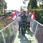 Dandim 0111/Bireuen, Letkol Arh Luthfi Novriadi, S.E., S.Sos., M.Han., M.Sc., saat memotong pita (atau menandatangani prasasti) sebagai tanda diresmikannya Jembatan Perintis Garuda di Desa Meunasah Krueng, Peudada, Senin (16/3/2026).