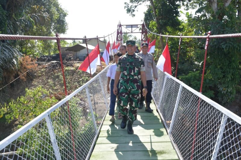 Dandim 0111/Bireuen, Letkol Arh Luthfi Novriadi, S.E., S.Sos., M.Han., M.Sc., saat memotong pita (atau menandatangani prasasti) sebagai tanda diresmikannya Jembatan Perintis Garuda di Desa Meunasah Krueng, Peudada, Senin (16/3/2026).