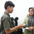 Sejumlah anak yatim telah menerima uang jajan Lebaran Idul Fitri bantuan Pemkab Aceh Besar secara simbolis di Bank Aceh Syariah KCP Lampeuneurut, Kecamatan Darul Imarah, Selasa (17/3/2025). FOTO/MC ACEH BESAR