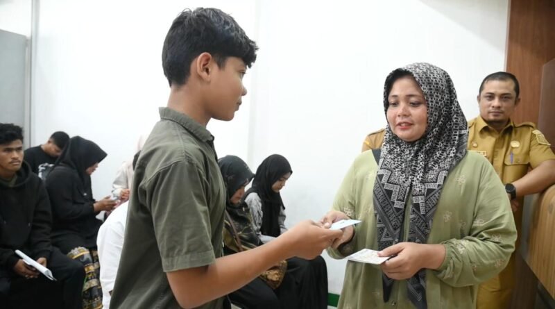 Sejumlah anak yatim telah menerima uang jajan Lebaran Idul Fitri bantuan Pemkab Aceh Besar secara simbolis di Bank Aceh Syariah KCP Lampeuneurut, Kecamatan Darul Imarah, Selasa (17/3/2025). FOTO/MC ACEH BESAR