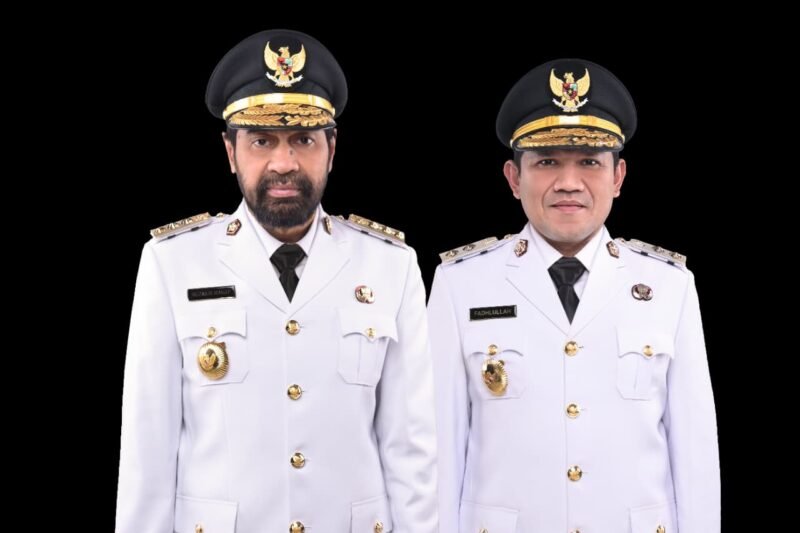 Gubernur Aceh Muzakir Manaf (kanan) dan Wakil Gubernur Fadhlullah (kiri) saat menyampaikan apresiasi kepada Presiden Prabowo Subianto atas bantuan sapi Meugang Idul Fitri senilai Rp72,75 miliar bagi warga terdampak bencana dan upaya menekan inflasi di Aceh, Selasa (17/3/2026).