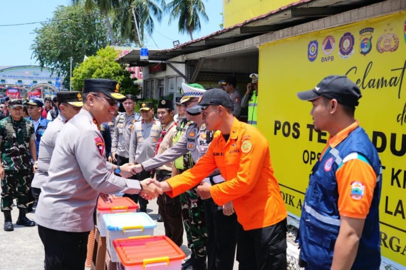 Wakapolri Komjen Pol. Dedi Prasetyo saat meninjau kesiapan personel dan armada di Pos Pengamanan Pelabuhan Bakauheni, Lampung, Selasa (17/3/2026).