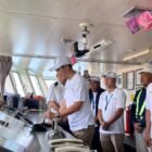 Sekda Aceh, M. Nasir, S.IP, MPA menyapa langsung para pemudik tujuan Kota Sabang di atas kapal motor penyeberangan KMP Aceh Hebat 2 di Pelabuhan Ulee Lheue, Rabu (18/3/2026), sesaat sebelum kapal bertolak.