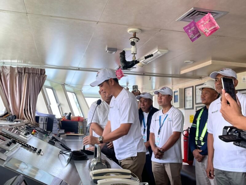 Sekda Aceh, M. Nasir, S.IP, MPA menyapa langsung para pemudik tujuan Kota Sabang di atas kapal motor penyeberangan KMP Aceh Hebat 2 di Pelabuhan Ulee Lheue, Rabu (18/3/2026), sesaat sebelum kapal bertolak.