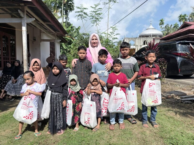 Ketua TP PKK Aceh Marlina Muzakir, menemui anak-anak korban banjir dan anak yatim di Gampong Dayah Mesjid, Kecamatan Kuta Blang serta Gampong Simpang Rambong Kecamatan Nisam Antara Aceh Utara, untuk menyerahkan santunan dan baju lebaran, Rabu (18/3/2026)