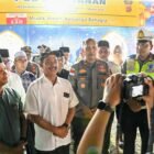 Wakil Bupati Aceh Besar Drs Syukri A Jalil diwawancarai awak media saat meninjau Pos Layanan Mudik, Aneuk Galong, Rabu (18/3/2026) malam. FOTO/MC ACEH BESAR