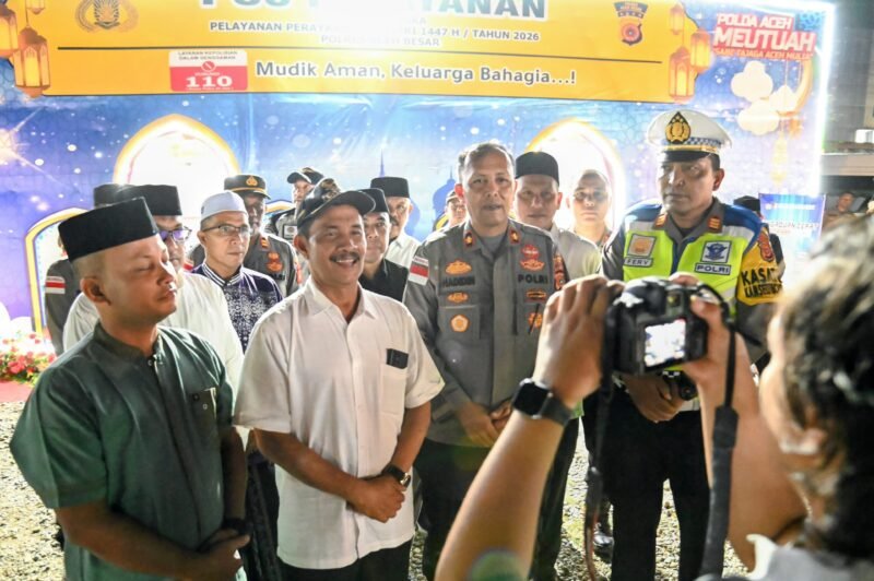 Wakil Bupati Aceh Besar Drs Syukri A Jalil diwawancarai awak media saat meninjau Pos Layanan Mudik, Aneuk Galong, Rabu (18/3/2026) malam. FOTO/MC ACEH BESAR