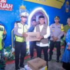 Bupati Aceh Besar H. Muharram Idris menyerahkan logistik ke personel Pospam Lhoknga, Kamis (18/3/2026) malam. FOTO/PROKOPIM ACEH BESAR