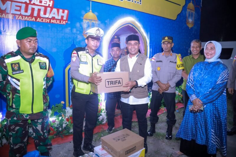 Bupati Aceh Besar H. Muharram Idris menyerahkan logistik ke personel Pospam Lhoknga, Kamis (18/3/2026) malam. FOTO/PROKOPIM ACEH BESAR