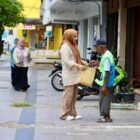 Ketua TP PKK Aceh Marlina Muzakir, berkeliling kota untuk menyerahkan daging meugang kepada Abang becak, pedagang kecil dan petugas parkir, di kawasan Simpang Lima, Peunayong dan Lamdingin serta Ulee Kareng, Kamis (19/3/2026).