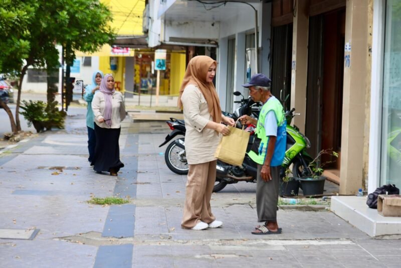 Ketua TP PKK Aceh Marlina Muzakir, berkeliling kota untuk menyerahkan daging meugang kepada Abang becak, pedagang kecil dan petugas parkir, di kawasan Simpang Lima, Peunayong dan Lamdingin serta Ulee Kareng, Kamis (19/3/2026).