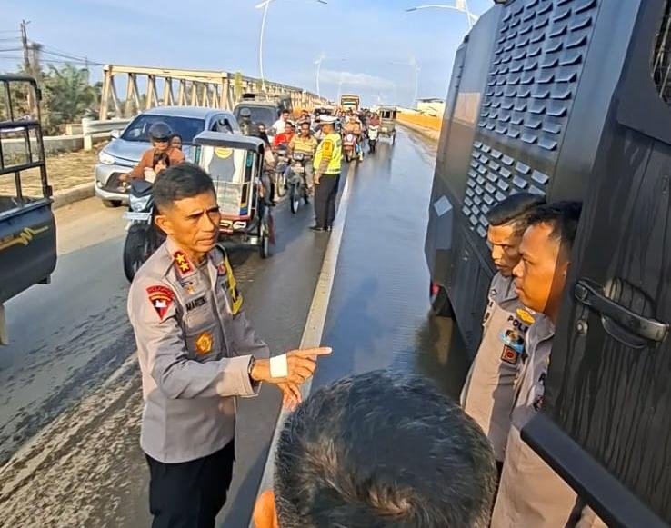 Polda Aceh bersihkan jalan di Aceh Tamiang, 19 Maret 2026, jelang Idulfitri. Kapolda Aceh, Irjen Pol. Drs. Marzuki Ali Basyah, M.M., pimpin langsung aksi ini untuk kenyamanan masyarakat, Jumat 20/03/2026.
