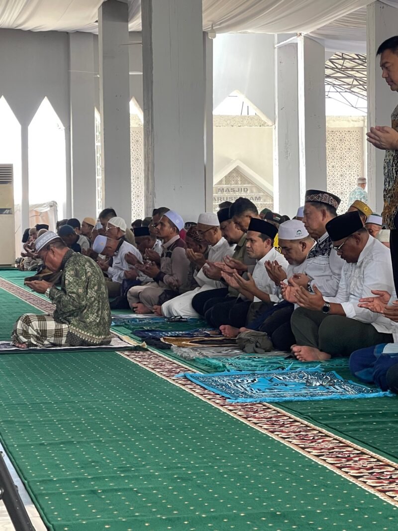 Wagub Aceh, Fadhlullah, SE, dan Mendagri, Tito Karnavian, Salat Jumat di Masjid Darussalam, huntara Aceh Tamiang, 20 Maret 2026. Mereka perkuat sinergi pemerintah dan warga pascabencana, Jumat 20/03/2026.