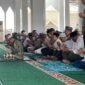 Wagub Aceh, Fadhlullah, SE, dan Mendagri, Tito Karnavian, Salat Jumat di Masjid Darussalam, huntara Aceh Tamiang, 20 Maret 2026. Mereka perkuat sinergi pemerintah dan warga pascabencana, Jumat 20/03/2026.