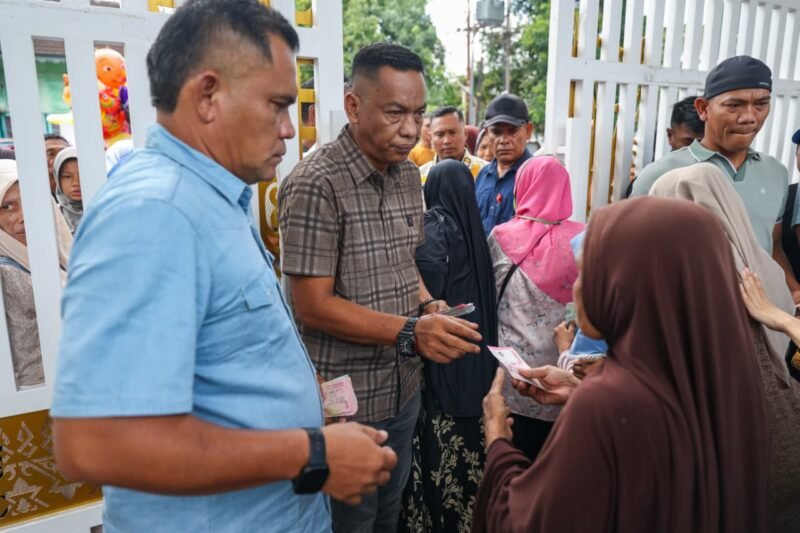 Ribuan warga mengantre dengan tertib di halaman belakang Meuligoe Gubernur Aceh, Banda Aceh, Jumat (20/3/2026).
