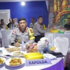 Kapolda Aceh Irjen Pol. Marzuki Ali Basyah, M.M., didampingi PJU Polda Aceh dan Kapolres Aceh Tamiang saat mengikuti arahan Kapolri secara virtual dari Pos Pelayanan Kuala Simpang, Jumat (20/3/2026).