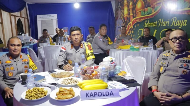 Kapolda Aceh Irjen Pol. Marzuki Ali Basyah, M.M., didampingi PJU Polda Aceh dan Kapolres Aceh Tamiang saat mengikuti arahan Kapolri secara virtual dari Pos Pelayanan Kuala Simpang, Jumat (20/3/2026). 