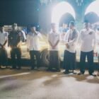 Camat Darul Kamal, Husaini, S.Pd.I, memberi sambutan pada pelepasan Pawai Takbir Keliling tingkat Kecamatan Darul Kamal, Jumat (20/3/2026) malam. FOTO/MC ACEH BESAR