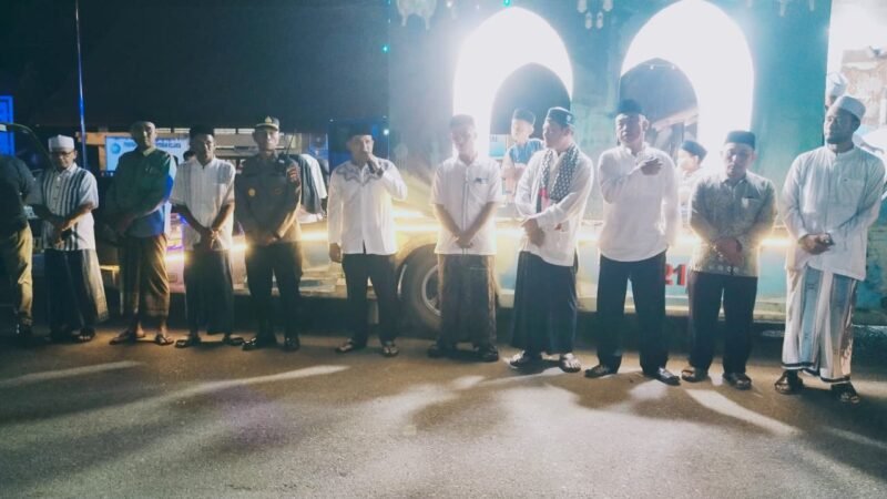 Camat Darul Kamal, Husaini, S.Pd.I, memberi sambutan pada pelepasan Pawai Takbir Keliling tingkat Kecamatan Darul Kamal, Jumat (20/3/2026) malam. FOTO/MC ACEH BESAR