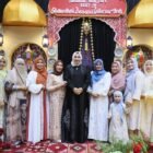 Ketua TP PKK Aceh, Marlina Muzakir (Kak Na), saat menyambut Sekretaris Daerah Aceh, M. Nasir, dan Ketua DWP Aceh, Malahayati, dalam acara Halal bi Halal Hari Raya Idul Fitri 1447 H di Anjong Mon Mata, Banda Aceh, Sabtu (21/3/2026).