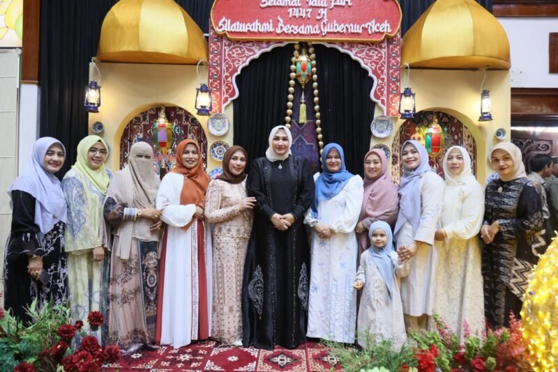 Ketua TP PKK Aceh, Marlina Muzakir (Kak Na), saat menyambut Sekretaris Daerah Aceh, M. Nasir, dan Ketua DWP Aceh, Malahayati, dalam acara Halal bi Halal Hari Raya Idul Fitri 1447 H di Anjong Mon Mata, Banda Aceh, Sabtu (21/3/2026).