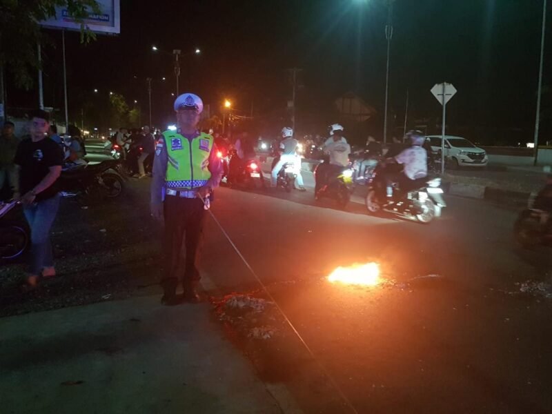 Personel Satlantas Polresta Banda Aceh melakukan identifikasi dan olah tempat kejadian perkara (TKP) di salah satu lokasi kecelakaan maut jelang Idul Fitri 1447 H. Kapolresta Banda Aceh melalui Kasat Lantas Kompol Mawardi mengonfirmasi lima orang meninggal dunia dalam insiden laka lantas di tiga titik berbeda, Sabtu (21/3/2026).