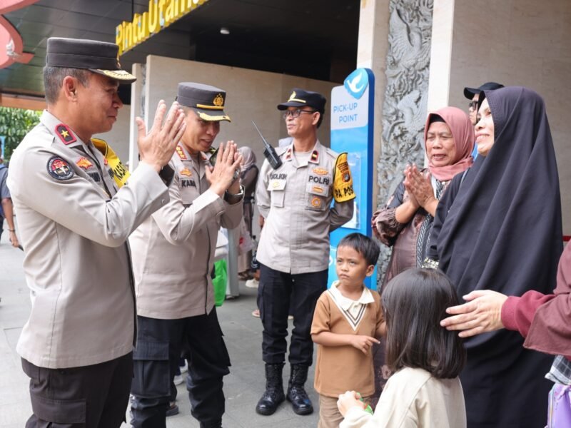 Kasatgas Humas Operasi Ketupat 2026, Brigjen Pol. Tjahyono Saputro, saat meninjau pengamanan di kawasan Taman Mini Indonesia Indah (TMII), Jakarta Timur, Senin (23/3/2026). 