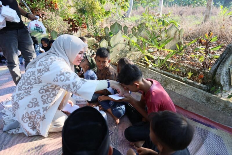 Ketua TP PKK Aceh Marlina Muzakir, bersilaturrahmi dan menyantuni puluhan anak yatim,  kurang mampu dan  lansia serta berziarah ke makam ananda Banta Syarif bin Muzakir Manaf di Gampong Mane Kawan Kecamatan Seunuddon, Senin (23/3/2026) sore.
