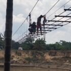 Suasana pengerjaan Jembatan Gantung Perintis Garuda di Kecamatan Sekerak, Aceh Tamiang, Selasa (24/3/2026). Saat ini, progres fisik telah mencapai 73,90%, mencakup penyelesaian struktur utama dan kini memasuki tahap pemasangan gelagar serta lantai pijakan.