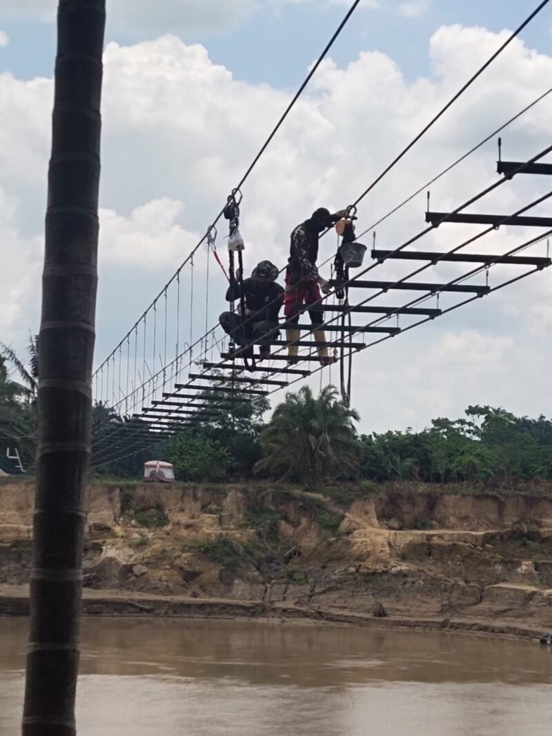 Suasana pengerjaan Jembatan Gantung Perintis Garuda di Kecamatan Sekerak, Aceh Tamiang, Selasa (24/3/2026). Saat ini, progres fisik telah mencapai 73,90%, mencakup penyelesaian struktur utama dan kini memasuki tahap pemasangan gelagar serta lantai pijakan.