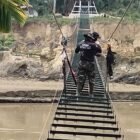 Personel Kodam Iskandar Muda bersama warga bahu-membahu dalam tahap penyelesaian salah satu jembatan perintis di wilayah Aceh (23/3/2026). 