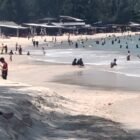 Wisatawan sedang menikmati indahnya panorama Pantai Lampuuk, Kecamatan Lhoknga, Aceh Besar, Selasa (24/3/2026). FOTO/MC ACEH BESAR