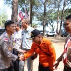 Kapolda Aceh Irjen Pol. Drs. Marzuki Ali Basyah, M.M., berbincang dengan petugas di Pos Pengamanan Operasi Ketupat Seulawah 2026, Pelabuhan Ulee Lheue, Banda Aceh, Selasa (24/3/2026).