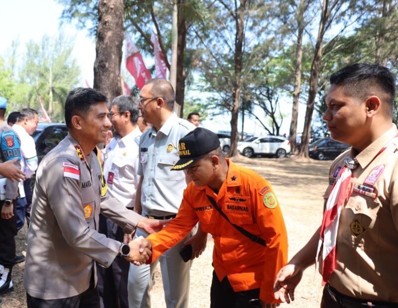 Kapolda Aceh Irjen Pol. Drs. Marzuki Ali Basyah, M.M., berbincang dengan petugas di Pos Pengamanan Operasi Ketupat Seulawah 2026, Pelabuhan Ulee Lheue, Banda Aceh, Selasa (24/3/2026).