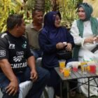 Ketua TP PKK Aceh, Marlina Muzakir (Kak Na), saat menyambut kedatangan Bang Ucok dan keluarga dalam acara Open House Idul Fitri 1447 H di Aceh Utara. Pertemuan ini menjadi ajang silaturahmi sekaligus mengenang jasa Bang Ucok yang telah membantu rombongan Kak Na menerobos banjir bandang di Seunuddon pada November 2025 lalu.