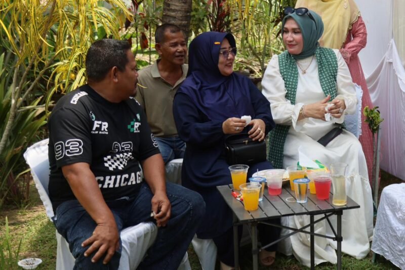 Ketua TP PKK Aceh, Marlina Muzakir (Kak Na), saat menyambut kedatangan Bang Ucok dan keluarga dalam acara Open House Idul Fitri 1447 H di Aceh Utara. Pertemuan ini menjadi ajang silaturahmi sekaligus mengenang jasa Bang Ucok yang telah membantu rombongan Kak Na menerobos banjir bandang di Seunuddon pada November 2025 lalu.