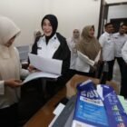 Wali Kota Banda Aceh Illiza Sa’aduddin Djamal didampingi Sekdako Jalaluddin dan jajaran SKPK melakukan inspeksi mendadak (sidak) kehadiran ASN di salah satu kantor OPD pada hari pertama kerja pasca libur Lebaran, Rabu (25/3/2026).