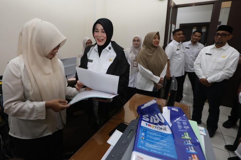 Wali Kota Banda Aceh Illiza Sa’aduddin Djamal didampingi Sekdako Jalaluddin dan jajaran SKPK melakukan inspeksi mendadak (sidak) kehadiran ASN di salah satu kantor OPD pada hari pertama kerja pasca libur Lebaran, Rabu (25/3/2026).