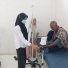 Tenaga kesehatan Puskesmas Kuta Malaka kembali memberikan pelayanan kepada masyarakat pada hari pertama masuk kerja pasca libur Idul Fitri 1447 H, Rabu (25/03/2026). FOTO/ MC ACEH BESAR.