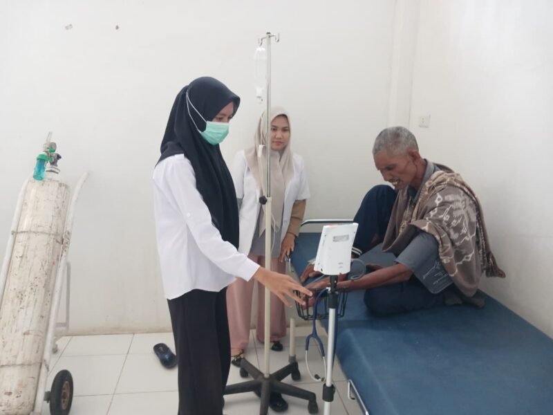 Tenaga kesehatan Puskesmas Kuta Malaka kembali memberikan pelayanan kepada masyarakat pada hari pertama masuk kerja pasca libur Idul Fitri 1447 H, Rabu (25/03/2026). FOTO/ MC ACEH BESAR.