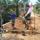 Personel Kodam Iskandar Muda bersama warga melaksanakan pemasangan jembatan Armco di salah satu wilayah terdampak bencana di Aceh, sebagai upaya membuka akses transportasi dan mempercepat pemulihan ekonomi masyarakat.(26/3/2026)